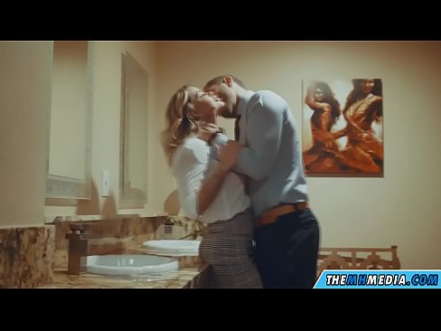 ❤️ Nalika pirang busty seduces anjeun dina restroom umum video seks dina su.teatroporno.ru ❌